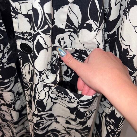 Axcess Black and White Floral Print Rain Coat - Size 6 - Picture 5 of 6